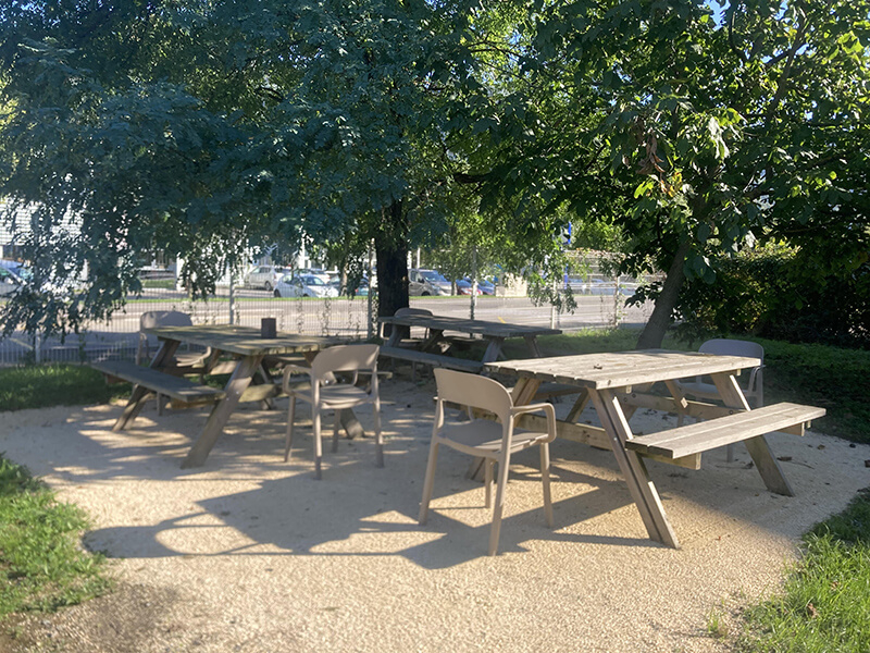 Nouveau mobilier d'extérieur